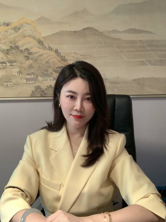 杨希(上海嘉麟杰纺织品股份有限公司董事长)