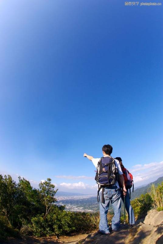旅游者（从事旅游活动的人们）
