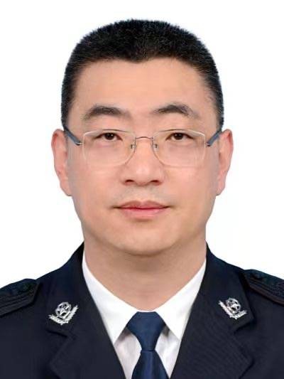 易鹏（海南省公安厅党委副书记、副厅长）