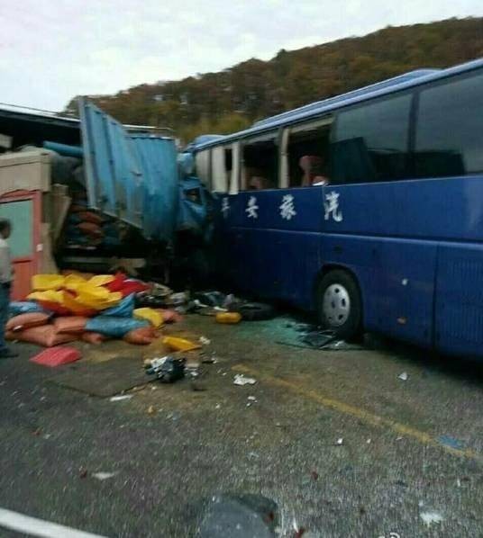 10·4吉林旅游大巴与货车相撞事故