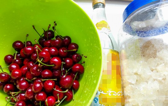 樱桃酒的制作方法。