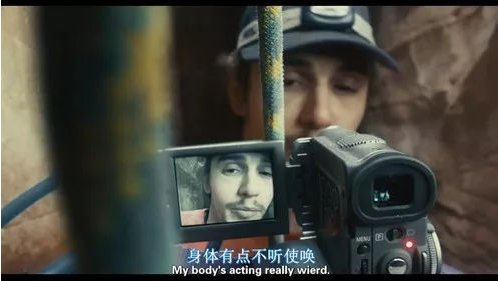 电影127小时的主人公真的把手臂切了吗
