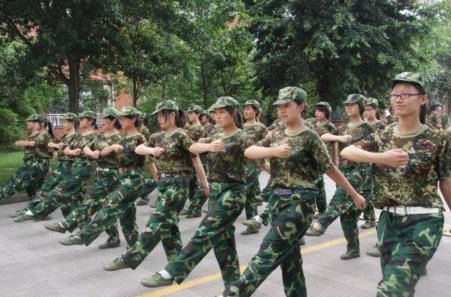 请问齐步换正步应该怎么走啊,,