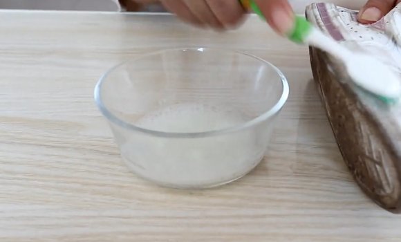 白色板鞋怎么洗白？