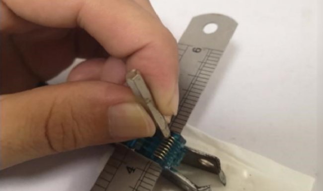 不用压线钳网线水晶头怎么接