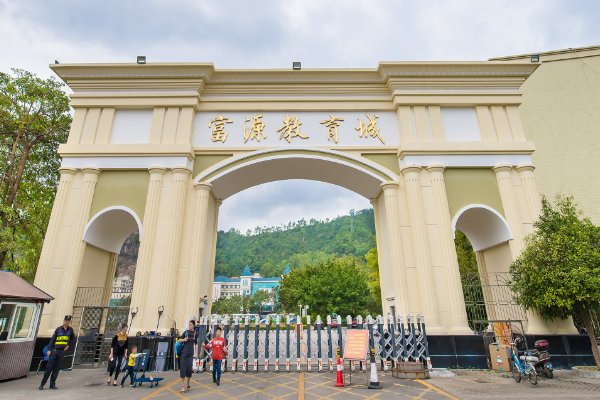 深圳富源学校 高中一学期多少钱