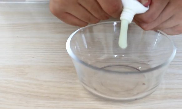 白色板鞋怎么洗白？
