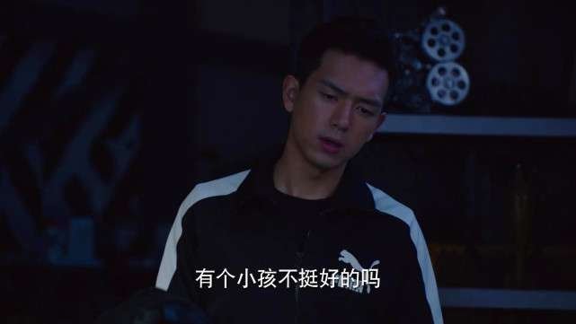 韩商言为什么叫佟年“小孩”?