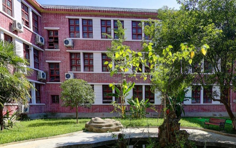 西华师范大学每年的学费是多少？