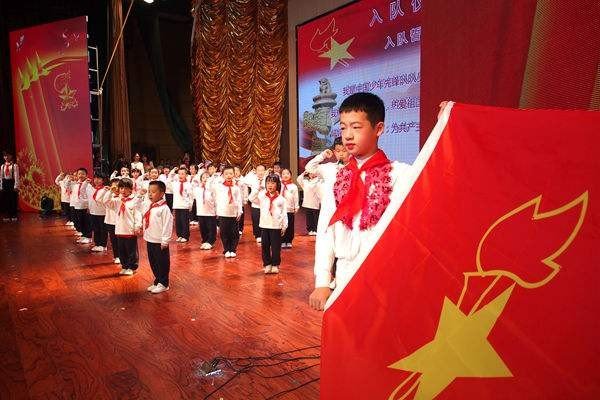 少年先锋队是谁领导的??