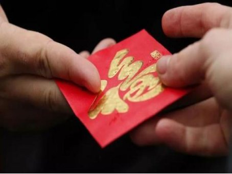 给领导发红包，该如何劝领导收下红包呢？