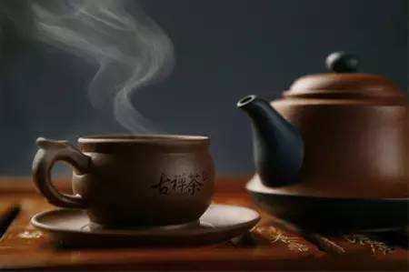 万丈红尘一杯酒，千秋大业一壶茶.出自什么典故？