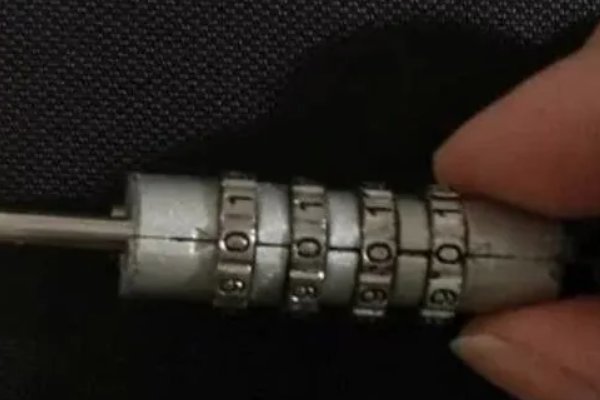 四位数密码锁如何解密码？