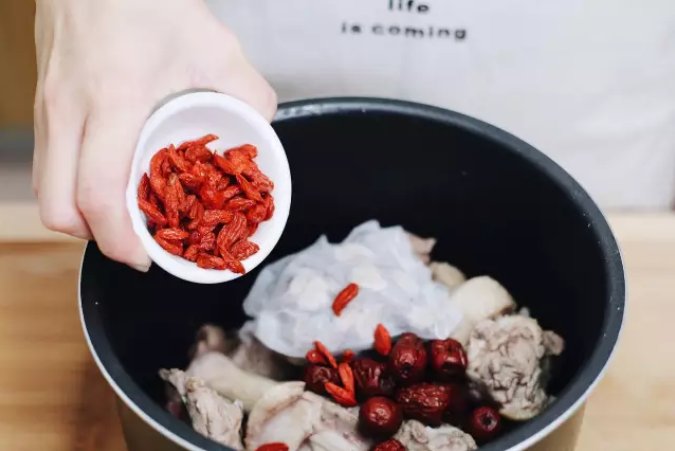 请问炖鸭汤要放哪四物?