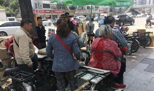 一男子为何带92岁母亲上班?