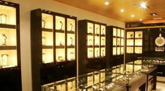 不知到那位开金店的。我想开，不知道一年能赚多少钱