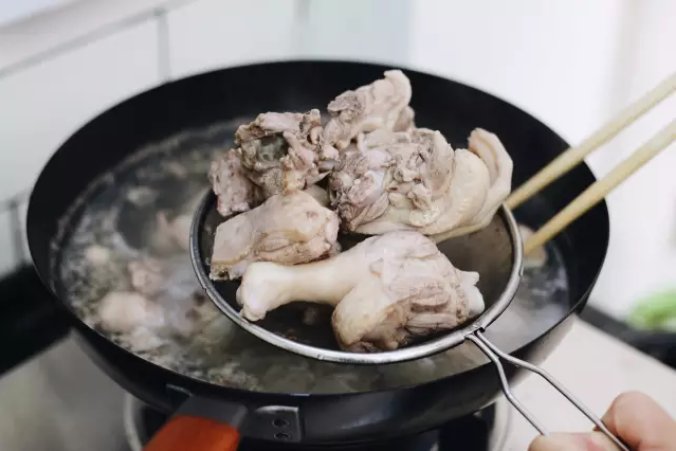 请问炖鸭汤要放哪四物?