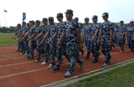 请问齐步换正步应该怎么走啊，，