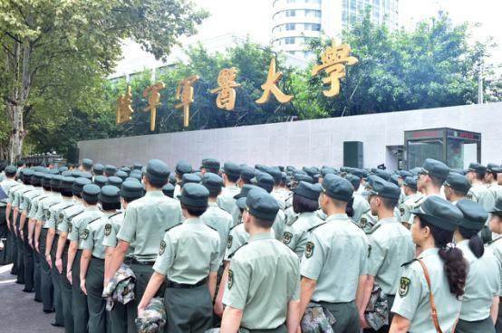 近视眼可以考军医大学吗？