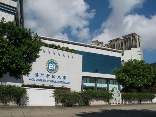 澳门科技大学通常录取分数线在二本线以上多少？法学院呢？