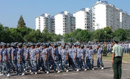 向右转行进间动作要领