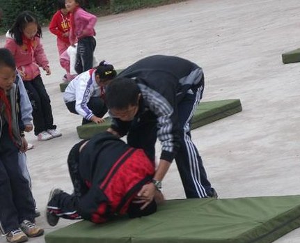 前滚翻的动作要领