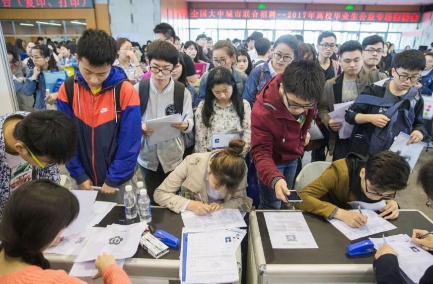 那些从独立院校毕业的学生,在社会中会很难生存吗?