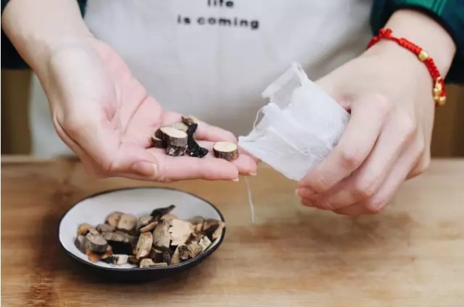 请问炖鸭汤要放哪四物?