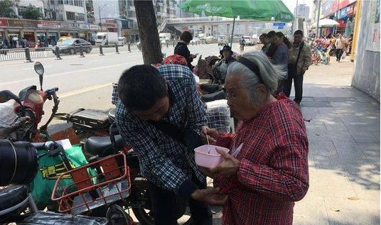 一男子为何带92岁母亲上班?