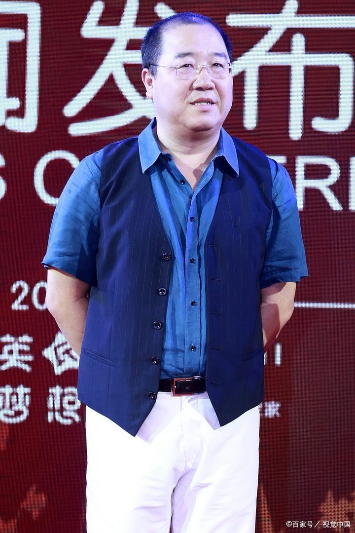 巴图参加爷爷葬礼，被英达拒之门外，英达拒绝巴图的目的是什么？