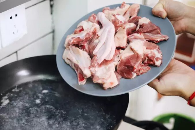 请问炖鸭汤要放哪四物?