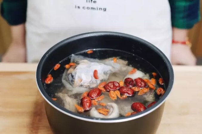 请问炖鸭汤要放哪四物?