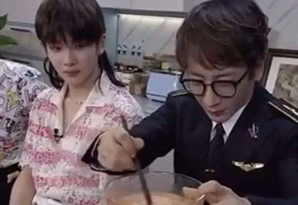 刘谦把碎纸条变成面条吃了,现场的人是什么反应?