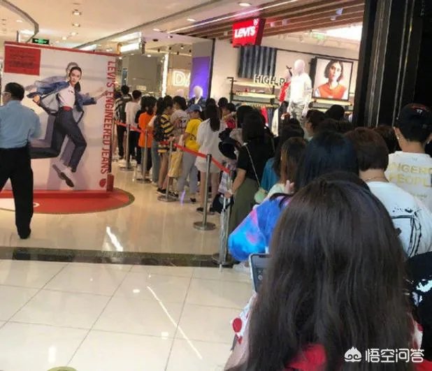 歌手薛之谦服装店开业,一小时店铺被粉丝买空,明星赚钱为什么这么容易?