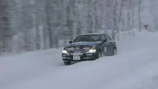 运城车辆翻入水库,下雪天开车应注意些什么?