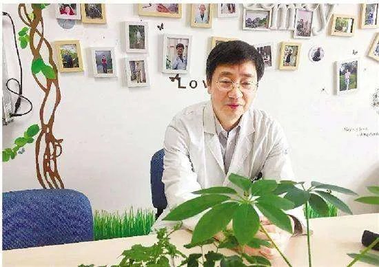医生手术跪3小时大家怎么看?