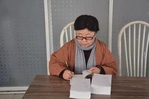 湖北大学老师梁艳萍被停职,错误言论仅仅是停职足够吗?