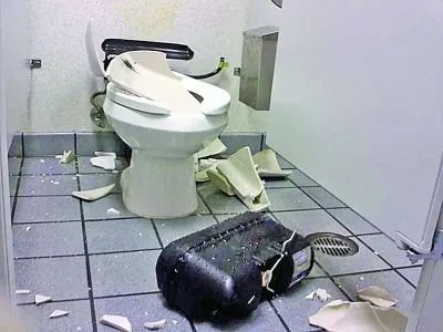 女子上厕所马桶爆裂,使用马桶也会有风险吗?