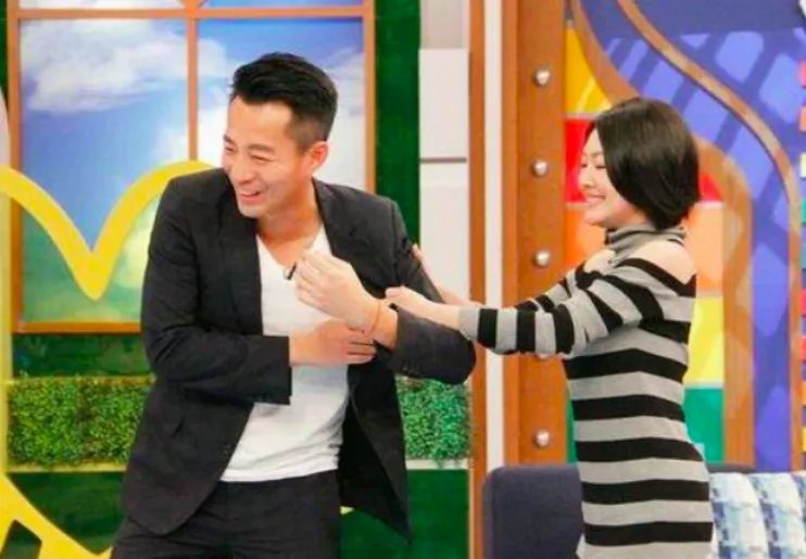 小S放飞自我后有多疯狂?在姐夫汪小菲面前贴身热舞,大S在干什么?