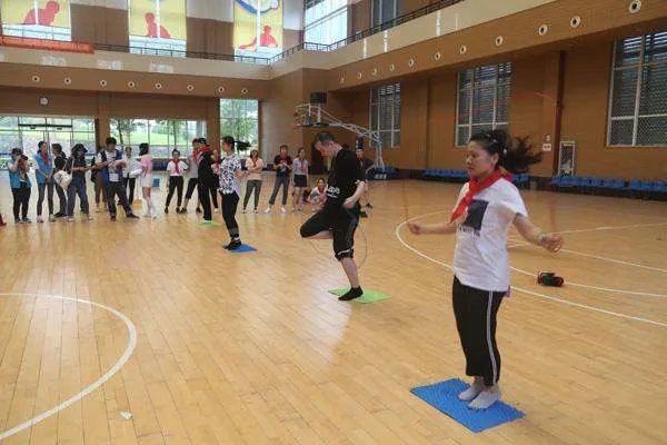 初中生1秒跳绳9.5次,什么姿势可以让跳绳的速度更快?