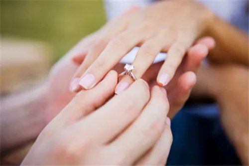 结婚戒指带哪只手 最详细男女生戒指的戴法