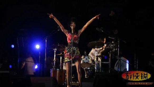 草莓音乐节因风大停演 张曼玉欲继续唱被拦住
