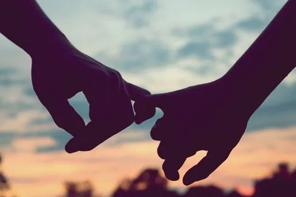 谌利军向相恋多年的女友求婚，你看好他们之间的感情吗？