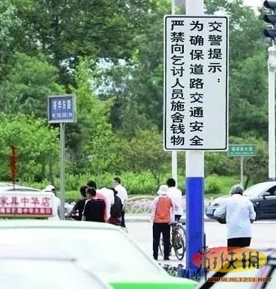 兰州街头卖萌路标走红 另类交通警示牌让人啼笑皆非