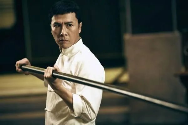 邓兆尊身价数亿却心甘情愿跑到TVB跑龙套,有哪些龙套逆袭的男演员?
