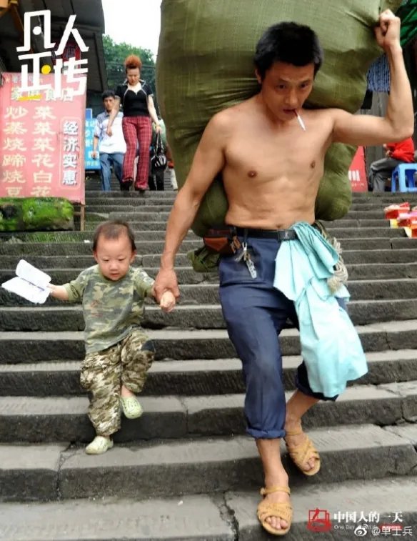小姐姐在超市没穿裤子好刺激 囧图妹子衣服被撕开了