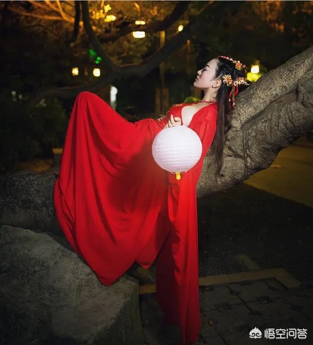 人像摄影中,你认为旗袍与汉服哪个更能拍出中国女人的韵味?你喜欢拍哪一种服装?