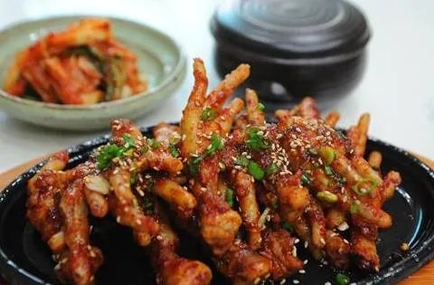 小作坊工人用嘴啃出无骨鸡爪的视频流出,看完你还敢吃那些东西吗?