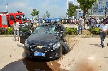 广东揭阳国道一轿车失控后起火5人死亡2人受伤事件经过如何？