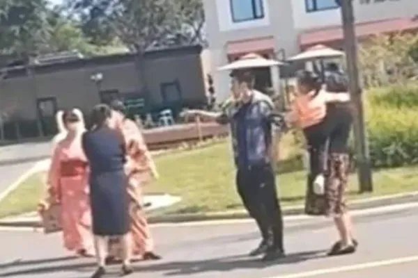 小伙怒斥在军舰旁穿和服拍照女子,爱国与穿和服是否冲突?